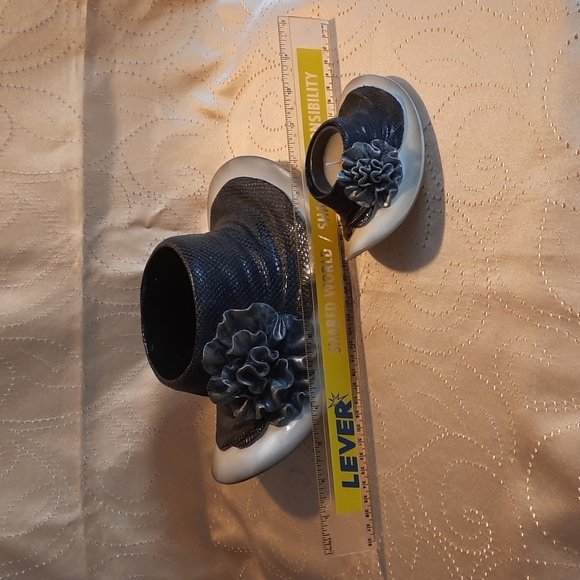 Garden Diva Sunday best hat planters and candle containers. - Picture 3 of 8